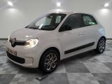 la photo d'une voiture blanche garée dans un garage