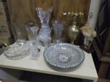 une table sur laquelle se trouvent de nombreux objets en verre
