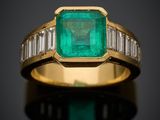 une bague en émeraude et diamant