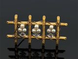 un gros plan sur une paire de boucles d'oreilles ornées de perles