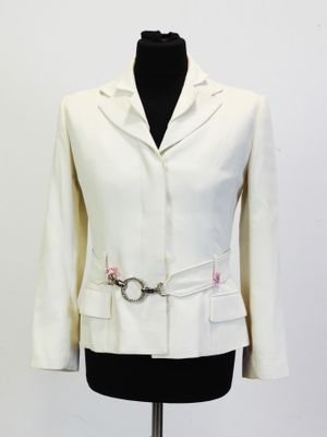 une photo d'une veste blanche sur un mannequin