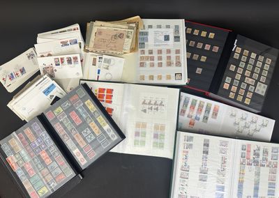 tout un tas de timbres différents, tous rassemblés sur la table