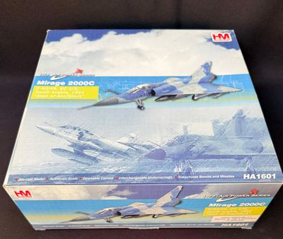une boîte contenant une maquette d'avion de chasse