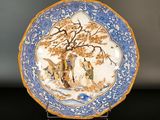 une assiette bleue et blanche décorée d'une peinture