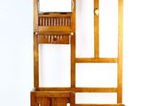 une étagère en bois surmontée d'un miroir