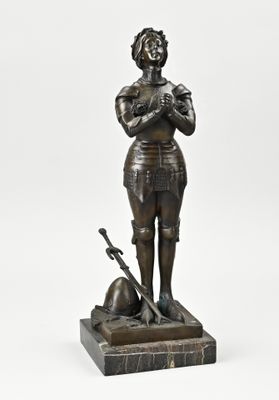 statue en bronze représentant une femme tenant une épée et accompagnée d'un chien, posée sur un socle en marbre