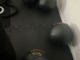 un tapis noir avec des balles dessus, dans une pièce