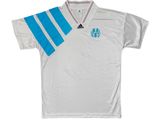 une chemise blanche et bleue avec une rayure bleue sur la poitrine