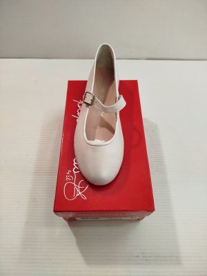 une boîte sur laquelle est posée une paire de chaussures blanches