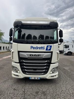 un camion blanc garé sur le bord de la route