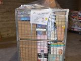 un chariot contenant de nombreux cartons dans un entrepôt