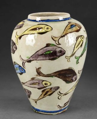 une image représentant un vase sur lequel sont peints des poissons