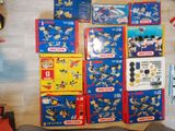 beaucoup de jouets Mickey Mouse par terre