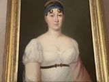 portrait d'une femme en robe blanche, portant un bandeau bleu