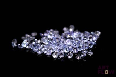 de très jolis diamants bleus sur un fond noir