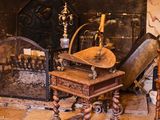 une cheminée avec un foyer au milieu