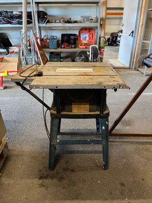 une table sur laquelle est posée une scie, dans un garage
