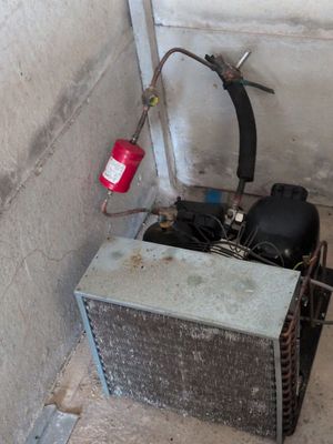 un petit climatiseur posé dans un coin de la pièce