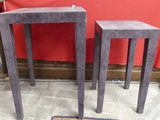 deux tables en bois
