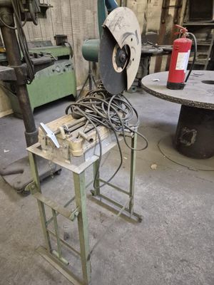 une machine posée sur une table dans une pièce