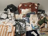 un tas de vêtements et un sac à main posés sur un lit