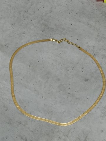 Collier ruban en or 18 carats 750 millièmes. Poids brut : 8,57gr