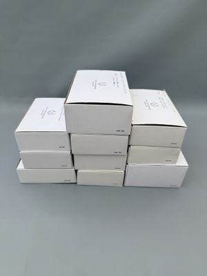 six boîtes blanches empilées les unes sur les autres sur une table