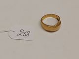 Gros plan sur une bague en or portant une étiquette