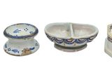 quatre pièces de poterie posées sur une surface blanche