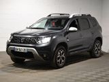une photo d'une Dacia grise garée dans un garage