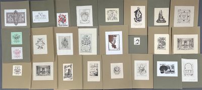 il y a beaucoup de dessins sur le mur de cette pièce