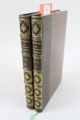 deux livres sont empilés l'un sur l'autre sur une surface blanche