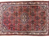 un tapis rouge à motifs de losanges sur fond blanc