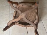 une chaise en bois posée sur un sol carrelé