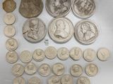 de nombreuses pièces exposées dans une vitrine