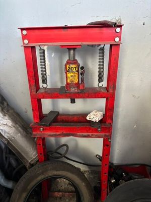 un support rouge sur lequel est posée une bouteille