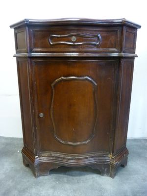 une petite armoire en bois munie d'une porte