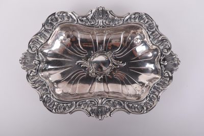 l'image d'un plateau d'argent orné d'un motif floral