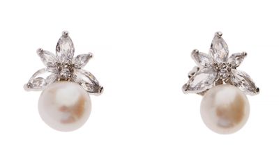 une paire de boucles d'oreilles en perles et diamants