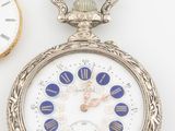 trois types différents de montres de poche sont présentés sur une surface blanche