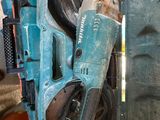 une machine bleue qui se trouve à côté d'un conteneur bleu