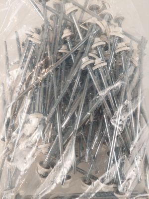 un tas de vis dans un sac en plastique posé sur une table