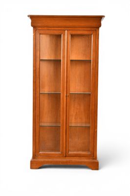 une armoire en bois avec des portes vitrées et des étagères au-dessus