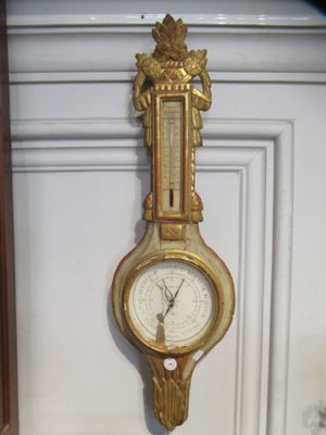 une horloge en or accrochée au mur d'une pièce
