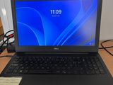 un ordinateur portable posé sur un bureau, avec une étiquette de prix dessus