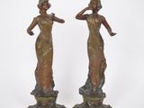 une paire de statues en bronze représentant une femme et un homme
