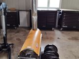 une photo d'un garage avec une soufflerie et d'autres équipements