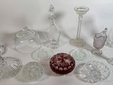 beaucoup d'objets en verre qui se trouvent sur la table