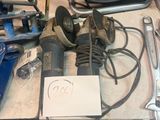 de nombreux outils posés sur une table