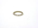 gros plan d'une bague en diamant sur une surface blanche